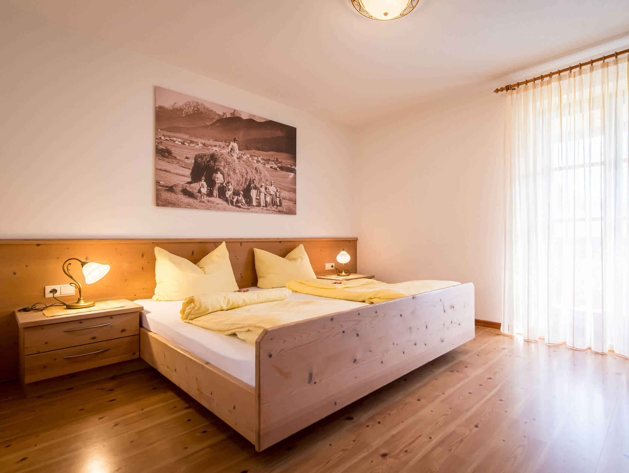 Doppelbett im Schlafzimmer der Ferienwohnung Birkenkofel - Feldsagerhof